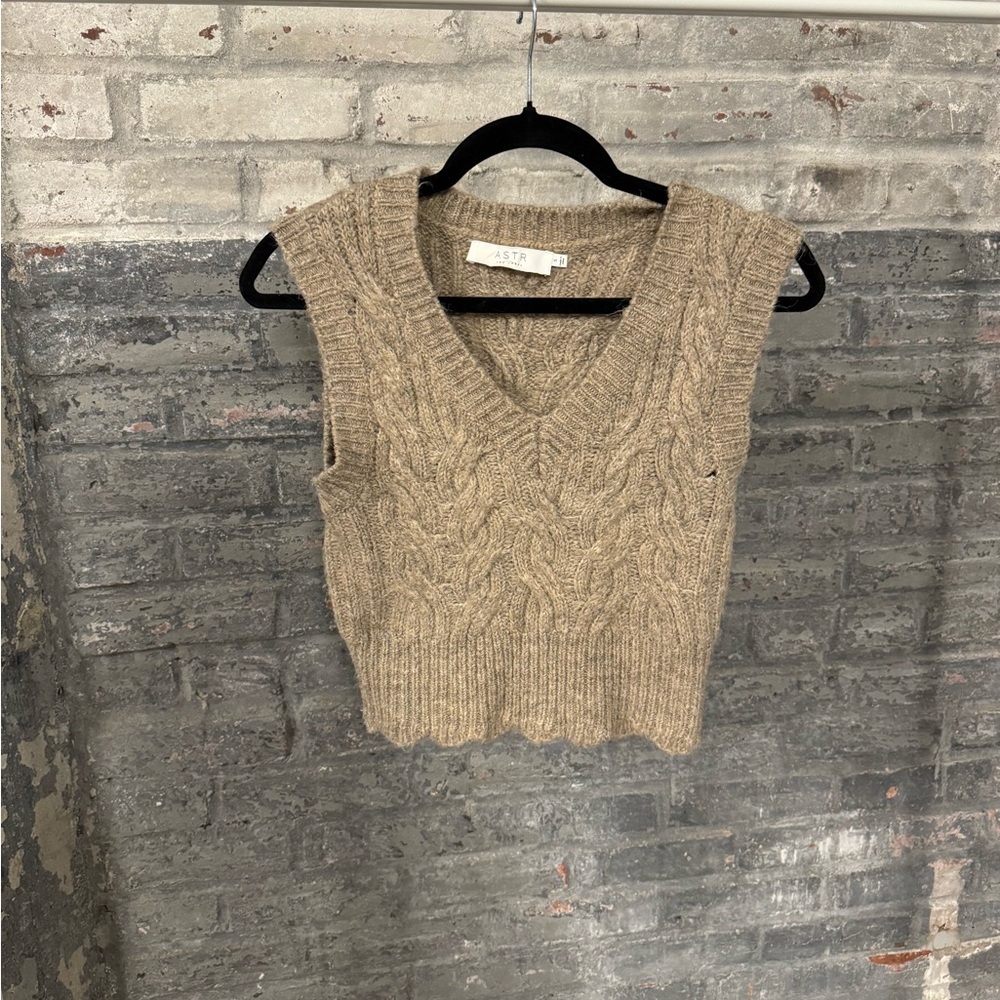 ASTR sweater vest sz small